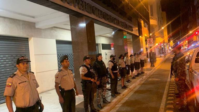 Gobierno no reconoce posesión de Raúl González como Superintendente de Bancos; Policía bloquea entidad