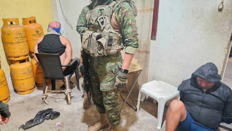 En el operativo se aprehendió a tres sujetos y se decomisó 7.140 municiones, 5 pistolas, 8 alimentadoras y varios accesorios de armas de fuego.