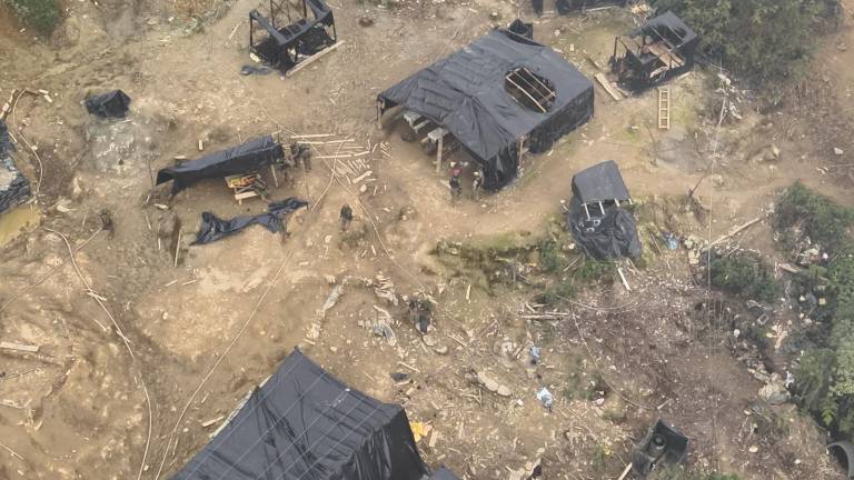 Encuentran uniformes militares de Colombia en campamentos de minería ilegal en Imbabura
