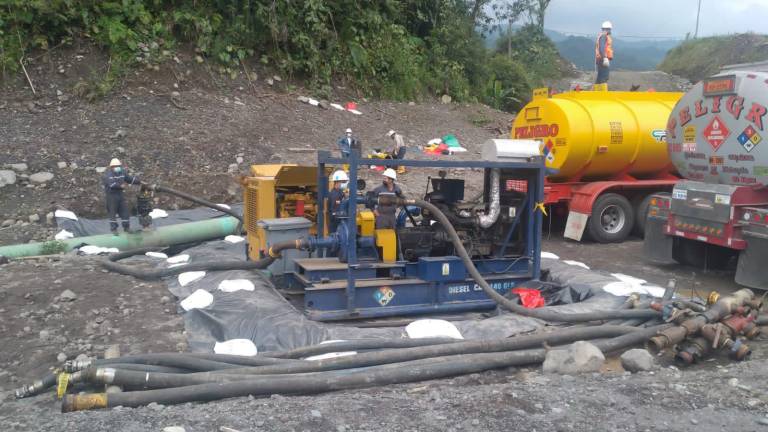 Arranca reparación de oleoducto roto que generó vertido de crudo en la Amazonía de Ecuador