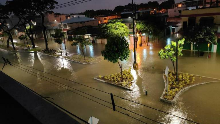 Varios sectores de Guayaquil amanecen inundados por intensa lluvia y tormenta eléctrica: ¿qué se pronostica?