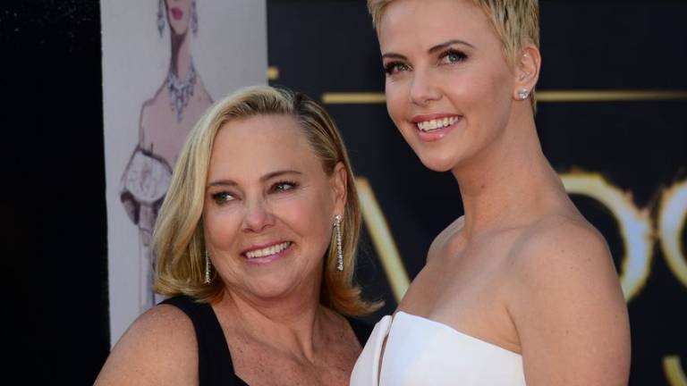 Charlize Theron habla de la noche en que su madre mató a su padre