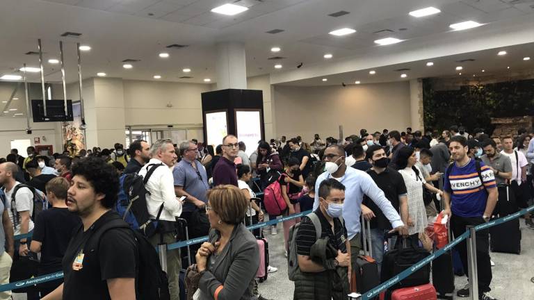 Retrasos y congestión por falta de personal de control migratorio en aeropuerto de Guayaquil