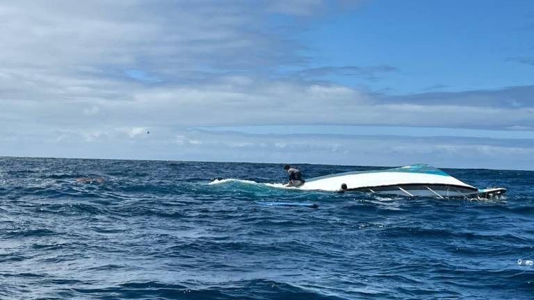 Nuevo naufragio en Galápagos: lancha se volteó a pocas millas de San Cristóbal y pasajeros fueron rescatados