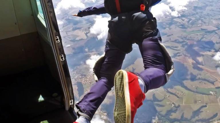 Condenan a piloto francés por decapitar con el ala de su avión a un hombre que practicaba wingsuit