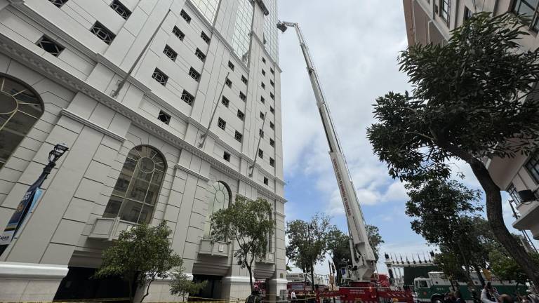 Emergencia en La Previsora en Guayaquil: así rescataron a dos trabajadores atrapados en un andamio