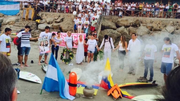 Realizan &quot;marcha del silencio&quot; por las jóvenes argentinas