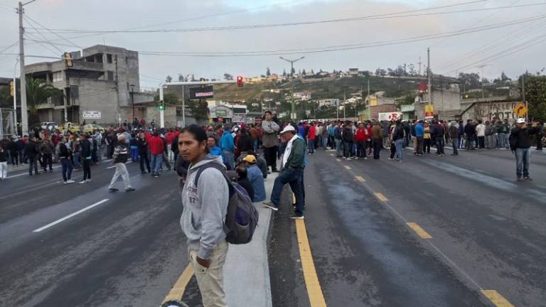 Suspenden clases en Imbabura por protesta de transportistas