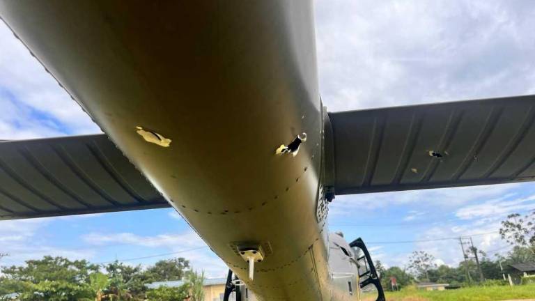 La aeronave militar ecuatoriana recibió nueve impactos de arma de fuego de largo alcance en su fuselaje, sin comprometer la vida de la tripulación y su funcionamiento.