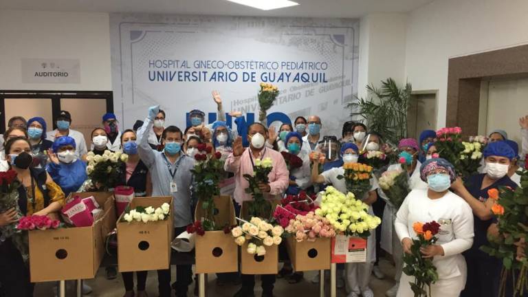 Rosas para honrar a los fallecidos y agradecer a los médicos