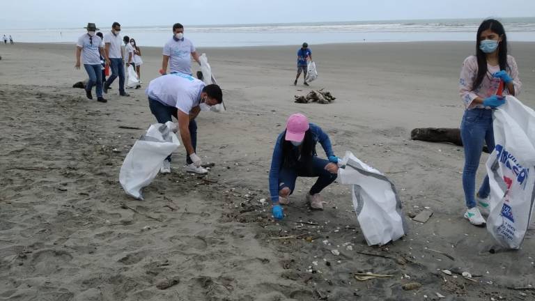 Ministerio de Ambiente lideró, en compañía de 3.300 voluntarios, la recolección de basura en playas y ríos