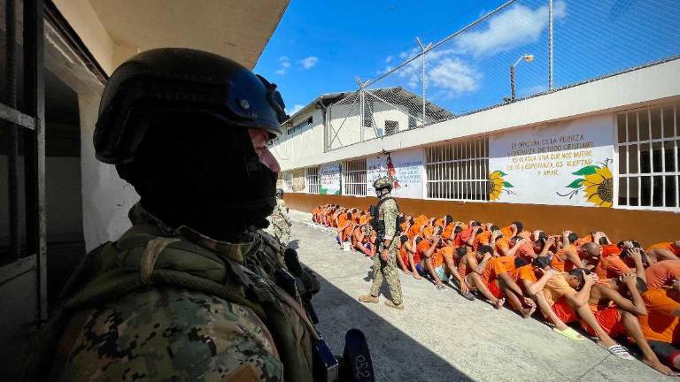 Varios de los centros penitenciarios, entre ellos el de Bahía de Caráquez, se encuentran dentro de zonas pobladas. En este lugar, las FF.AA. decomisaron cargadores de celulares de fabricación artesanal.