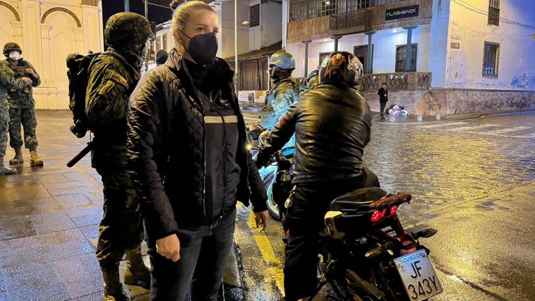 Mujer escondió droga en su boca durante registro policial en Cuenca