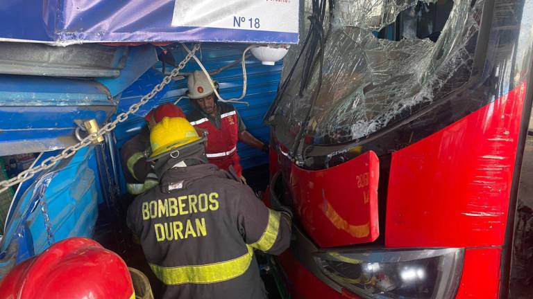 Bus provoca trágico accidente en la terminal terrestre de Durán: una persona muerta y varias heridas