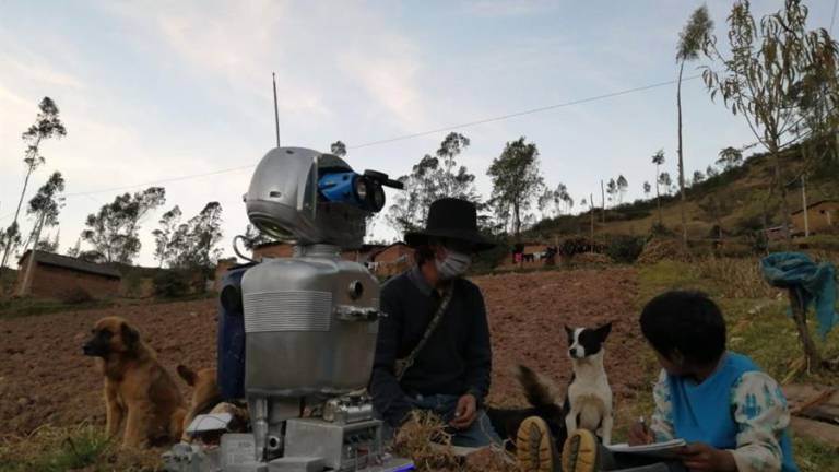 Kipi, la robot ecologista que recorre los Andes de Perú para dar clases