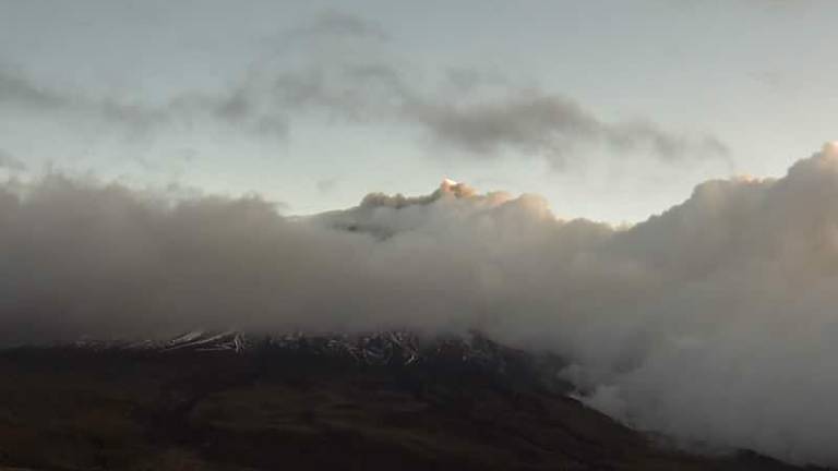 El volcán Cotopaxi registra señal sísmica mientras emite ceniza, reporta Geofísico