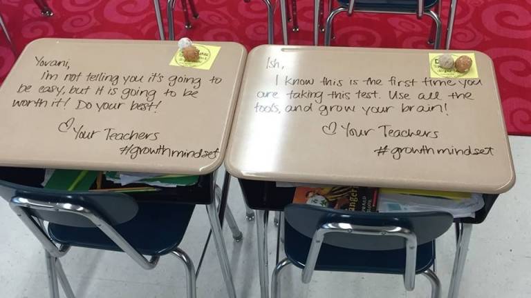 Profesora deja emotivos mensajes a sus alumnos el día del examen