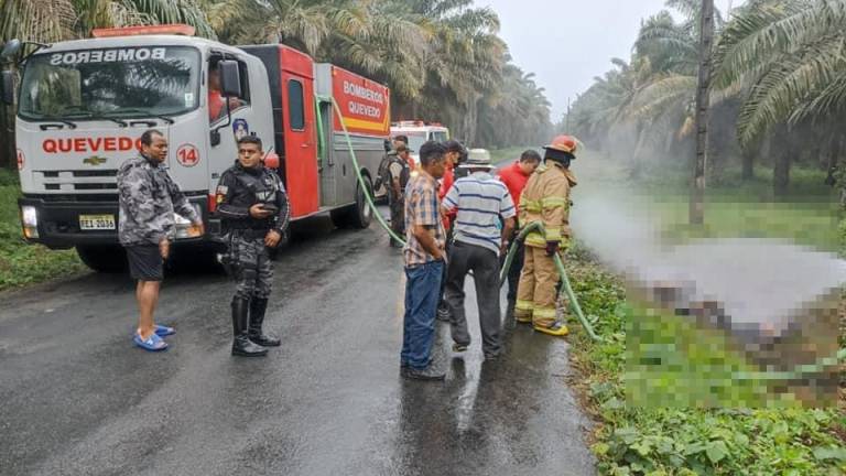 Dos cuerpos calcinados, uno de ellos decapitado, estaban al costado de la vía en Quevedo