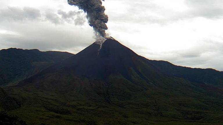 Volcán Reventador presenta emisiones de vapor, gases y ceniza con altura de hasta 1.200 metros, según el Instituto Físico