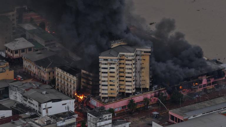 Multicomercio en Guayaquil sigue en emergencia: tras 24 horas, bomberos alertan más días de trabajo por riesgos