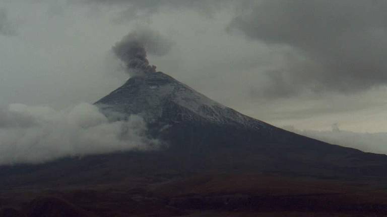 Volcán Cotopaxi lanza columna de gas y ceniza de 800 metros
