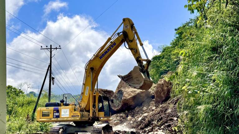 Caída de rocas provoca el cierre de la vía Alóag - Santo Domingo en el kilómetro 83