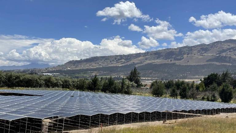 La nueva planta solar de Fairis posee 3.700 paneles solares.