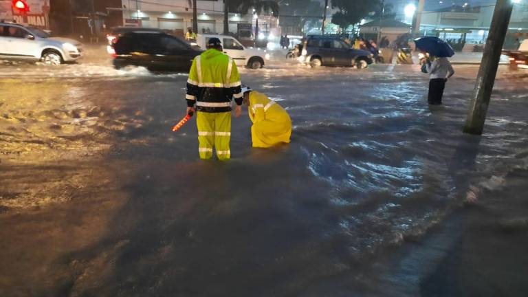 Guayaquil registra 64 afectaciones por la tormenta eléctrica