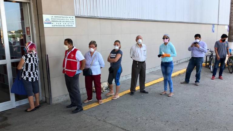 Supermercados adelantan apertura ante nuevo horario toque de queda en Ecuador