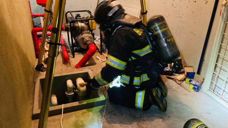 Quito: Dos sujetos pintaban con thinner una cisterna, pero se concentró el químico y uno de ellos falleció