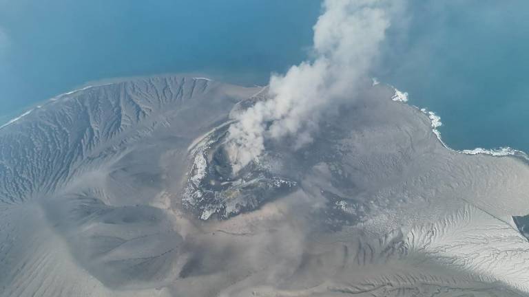 Erupción del volcán Anak Krakatau en Indonesia obliga a cancelar más de 1.500 vuelos
