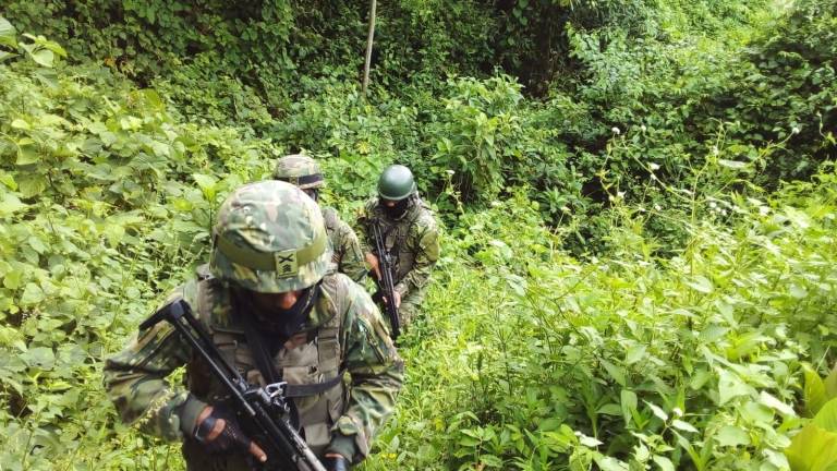 Ecuador intensifica presencia militar en frontera con Colombia por enfrentamientos