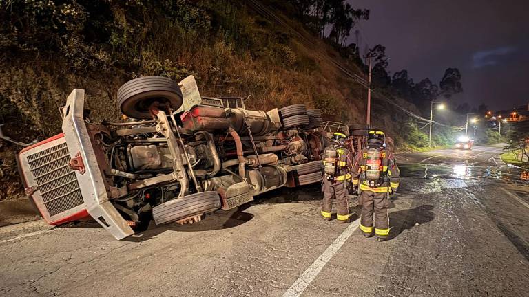 Nuevo accidente en la avenida Simón Bolívar de Quito: tráiler se volcó y derramó brea en la calzada