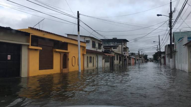 Calles del norte de Guayaquil, inundadas luego de lluvia