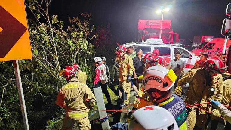 Personal del Cuerpo de Bomberos de Cuenca participó en las labores de rescate del accidente en la vía que une Guayas con Azuay.