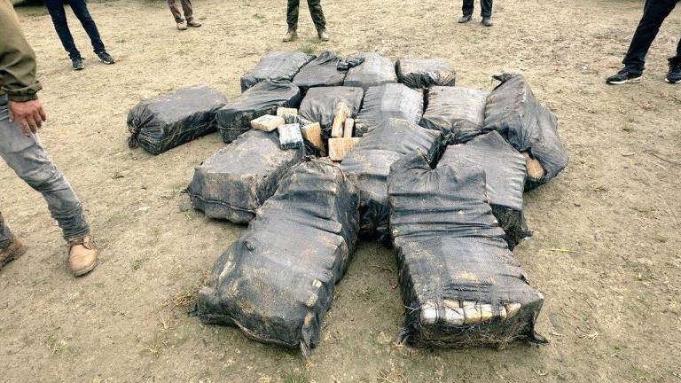 Decomisan más de una tonelada de cocaína oculta bajo tierra, en Esmeraldas
