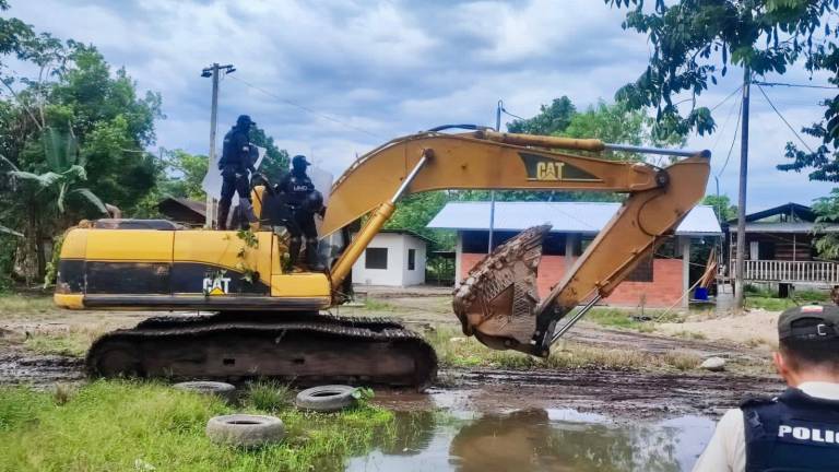 Decomisan maquinarias utilizadas para extraer oro en Napo, tras video que denunció minería ilegal