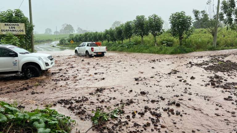 El deslizamiento de tierra y agua lluvia obstaculiza el cruce en una calle de la isla Santa Cruz, en Galápagos.
