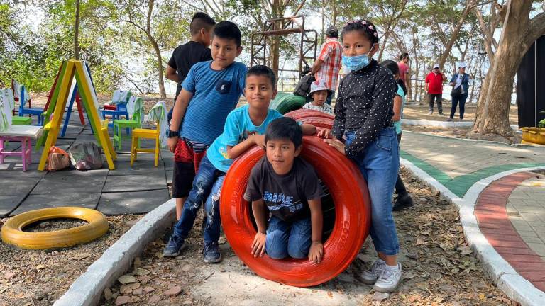 Construyen parque ecológico en la Isla Santay con neumáticos reciclados