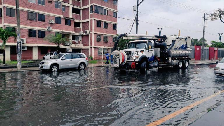 Intensa lluvia en Guayaquil dejó varios sectores anegados, este lunes 5 de enero