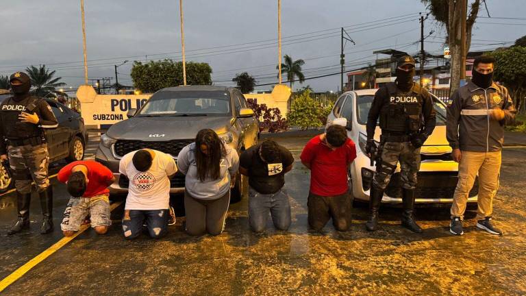 Liberan a víctima de secuestro: Hallan vestimenta militar entre los indicios