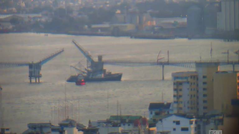 Una embarcación se impacta contra el puente de la isla Santay, en Guayaquil