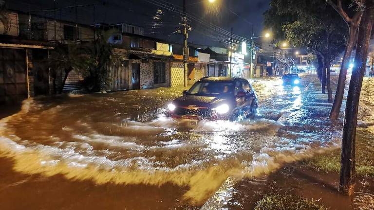El calentamiento del mar frente a Ecuador favorece el desarrollo de tormentas y lluvias intensas en el Litoral