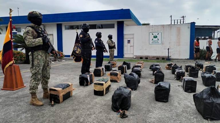 Algunos de los sacos que contenían la droga fueron lanzados al mar, informó la Armada en sus redes sociales.