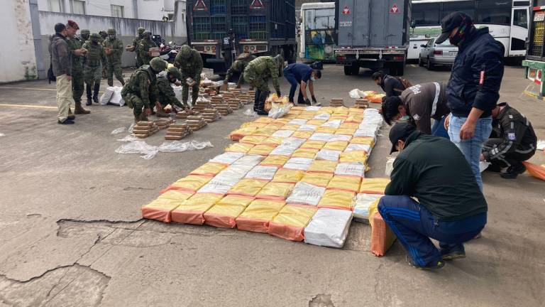 Fuerzas Armadas de Ecuador incautan 1,7 toneladas de cocaína en la frontera con Colombia