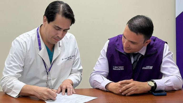 Nuevo gerente del Hospital del Niño, Luis Zavala (derecha), en el acto de posesión este 22 de mayo de 2026.