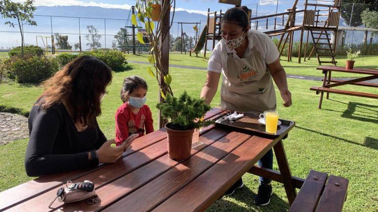 Inauguran en Quito una cafetería para reactivar económicamente a madres de niños con cáncer