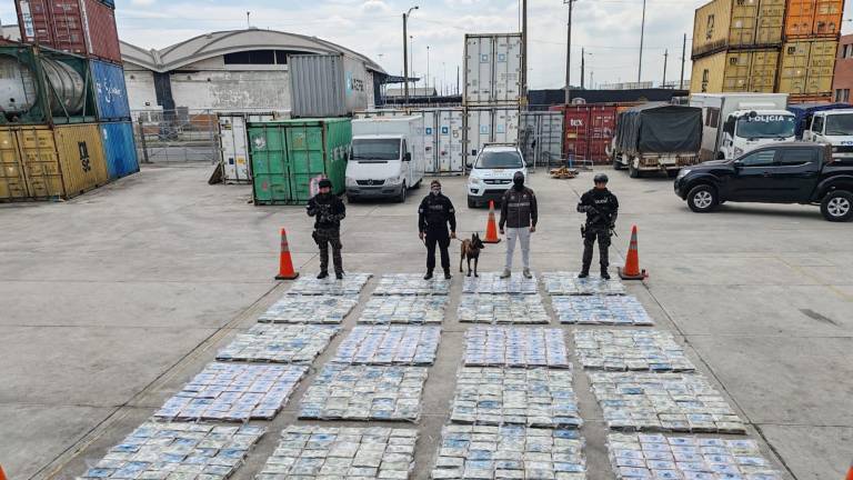 Con ayuda de un perro adiestrado, la Policía decomisó una tonelada de cocaína en Guayas con destino a Bulgaria