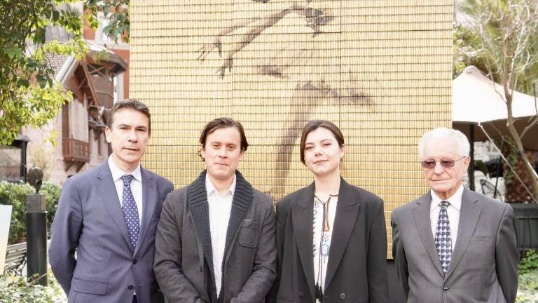 Una bailarina sobre 9.000 cartuchos para clamar contra la guerra en Ucrania