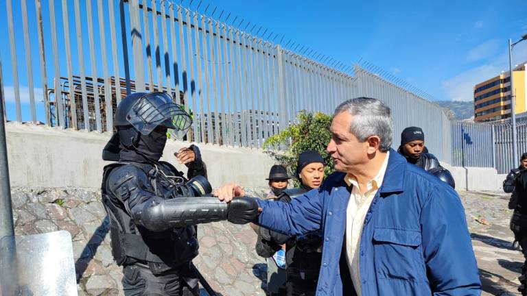 El ministro del Interior, Patricio Carrillo, saluda a un servidor policial.